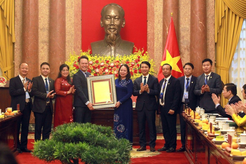 Hội Doanh nhân trẻ tặng quà kỷ niệm Văn phòng Chủ tịch nước.
